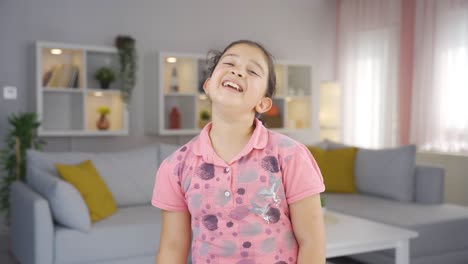 la niña haciendo una videollamada.