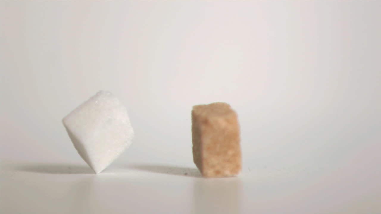 cubos de azúcar cayendo en cámara súper lenta