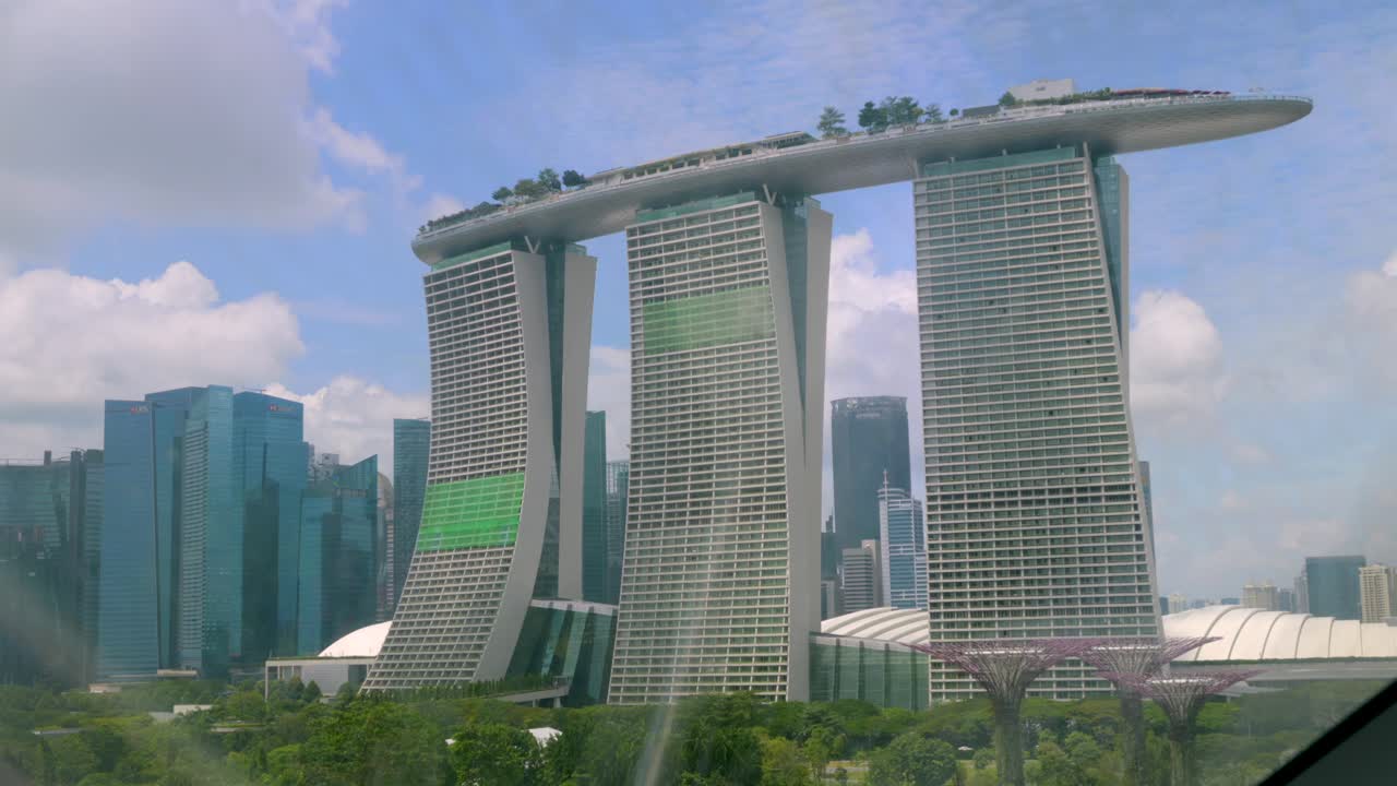 Vista dell'hotel Marina Bay Sands e del Giardino dei Supertrees dai Gardens by the Bay, Singapore.