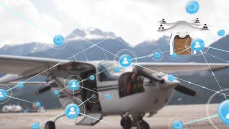 animación de iconos conectados, dron llevando caja de cartón, avión estacionado contra la montaña y el cielo