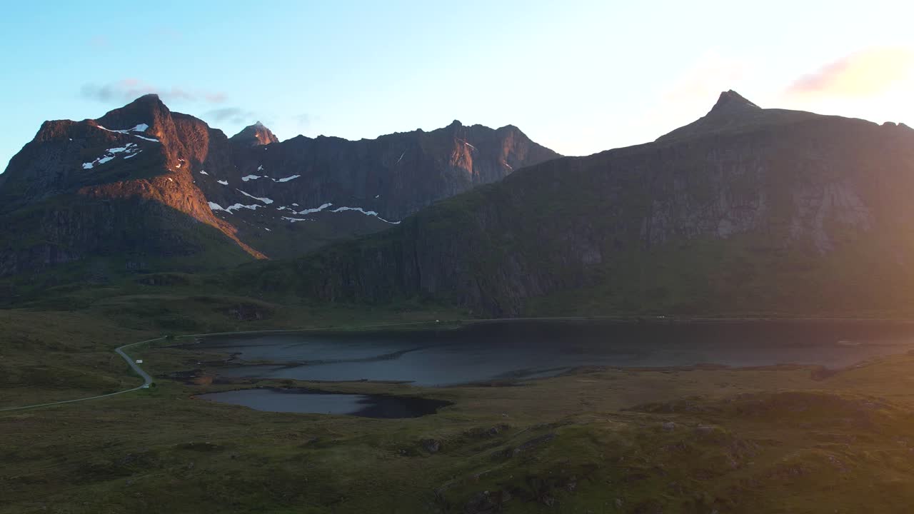 Oplev Lofotens filmiske skønhed i 4K. Luftoptagelser viser dramatiske landskaber, rå natur og betagende udsigter. Forbedr dit projekt med denne højkvalitets stockvideo.
