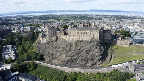 una vista única del castillo de edimburgo en órbita desde el aire