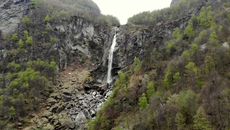 Luftaufnahme-Von-Foroglio-Im-Tessin,-Schweiz-Mit-Umgekehrter-Bewegung-Weg-Vom-Wasserfall-über-Den-Alten-Steinhausdächern-Des-Dorfes