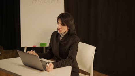 gerente femenina grabando un curso de video educativo