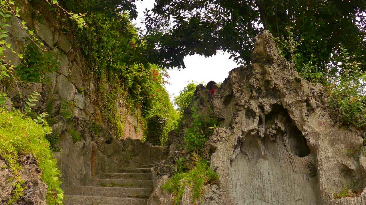 niña subiendo escaleras en el jardín de las virtudes en oporto, portugal