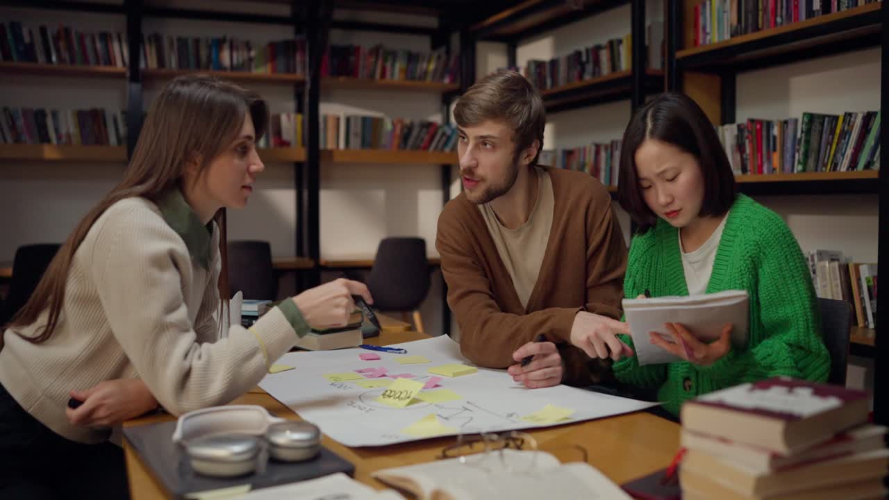 reunión de equipo en una biblioteca