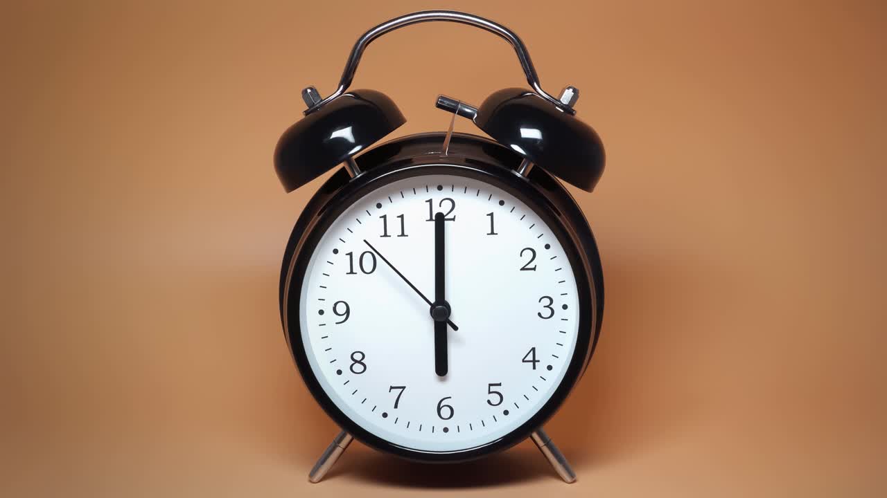 갈색 바탕에 두 개의 종이 있는 검은색 빈티지 알람 시계