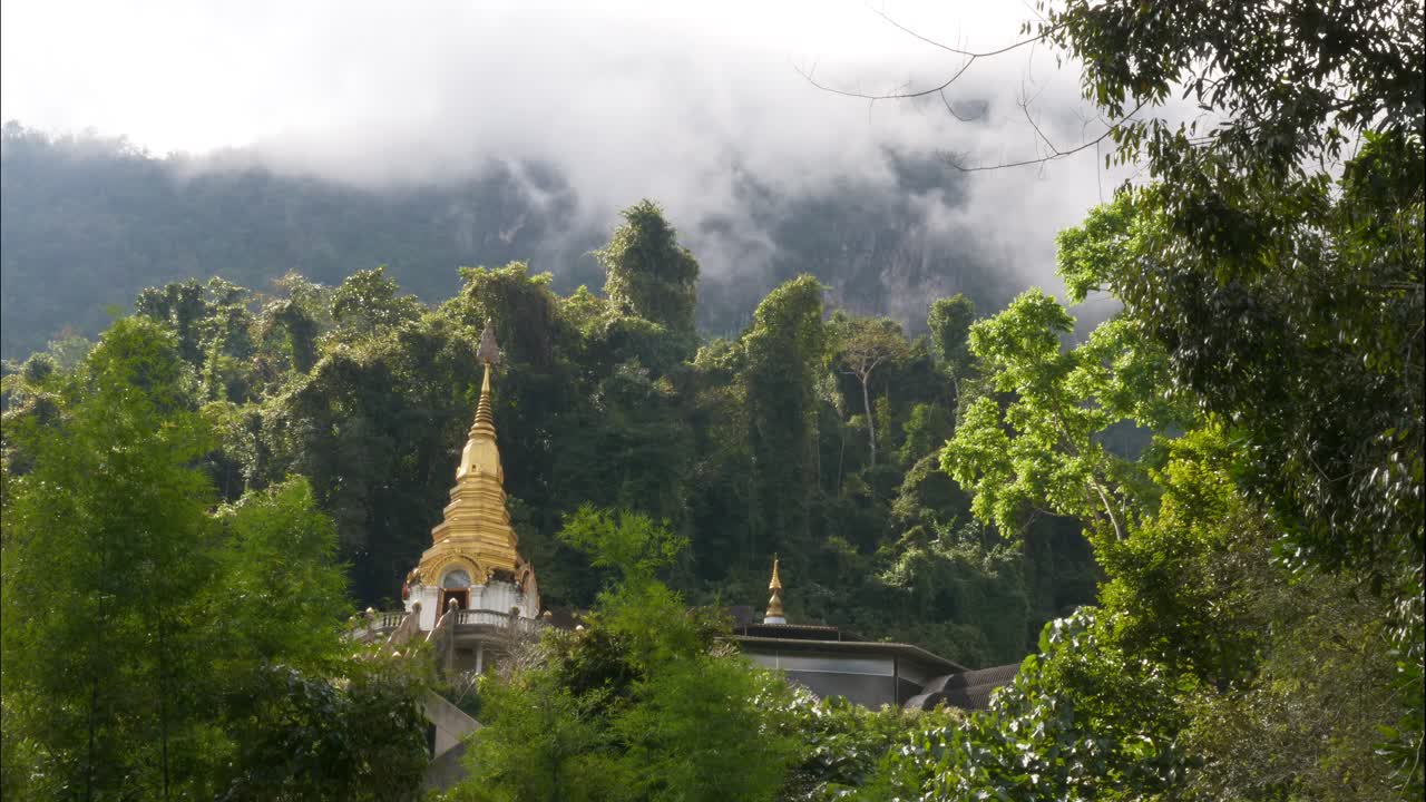 santuario del templo dorado en la montaña