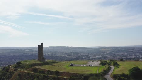 Toma-De-Drones-De-Huddersfield-Con-La-Colina-Del-Castillo,-También-Conocida-Como-Torre-Victoria,-En-Primer-Plano