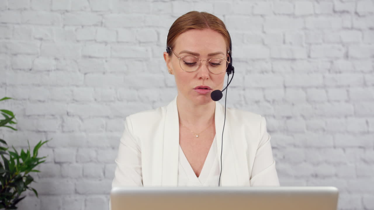снимок бизнес-леди, работающей в службе поддержки клиентов за рабочим столом