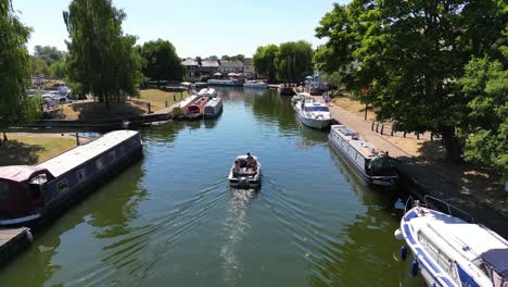 vista aérea de un barco a motor que navega por el río great ouse en ely, cambridgeshire, reino unido