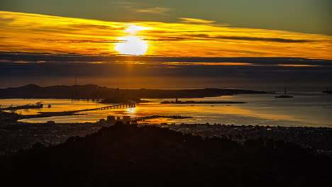 Espectacular-Vista-De-La-Puesta-De-Sol-Dorada-Desde-El-Mirador-Sobre-La-Bahía-De-San-Francisco