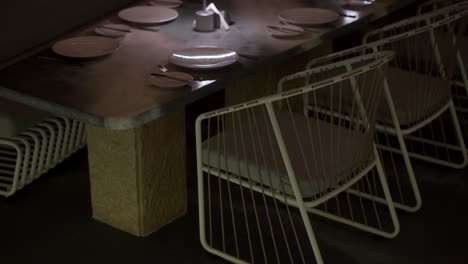 vista frontal de una mesa de comedor elegante y ligera en un restaurante de primer plano