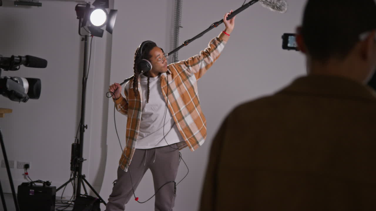 grabador de sonido masculino y operador de cámara trabajando en el set de filmación filmando película o video en estudio filmado en tiempo real