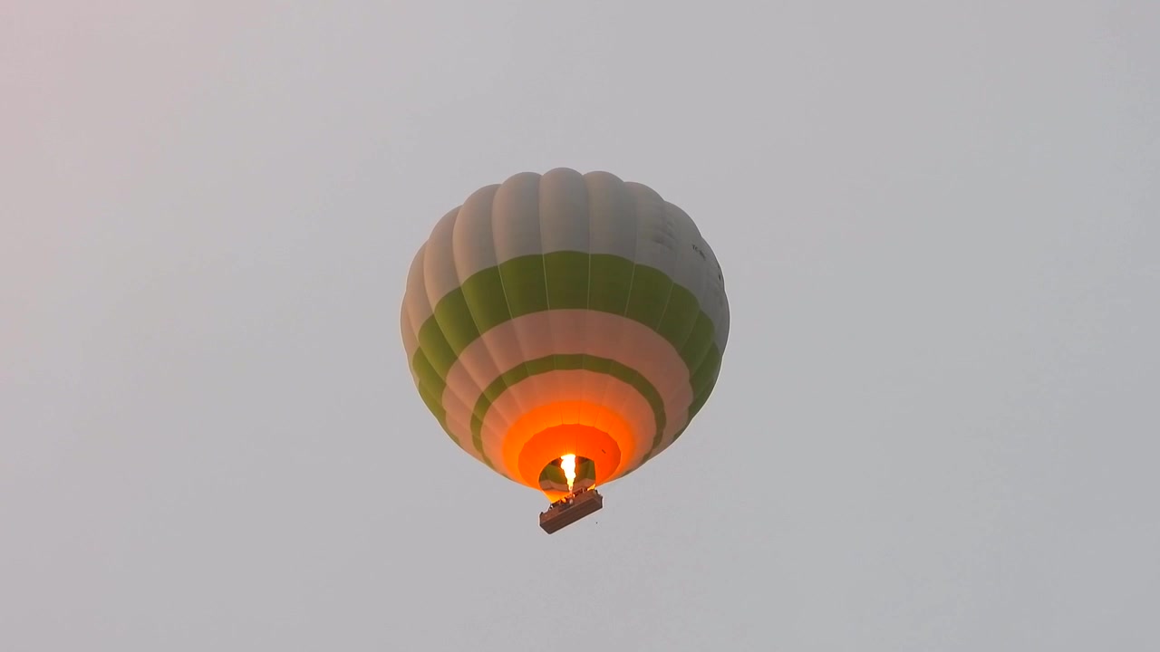 Mongolfiera verde e bianca che fluttua nel cielo