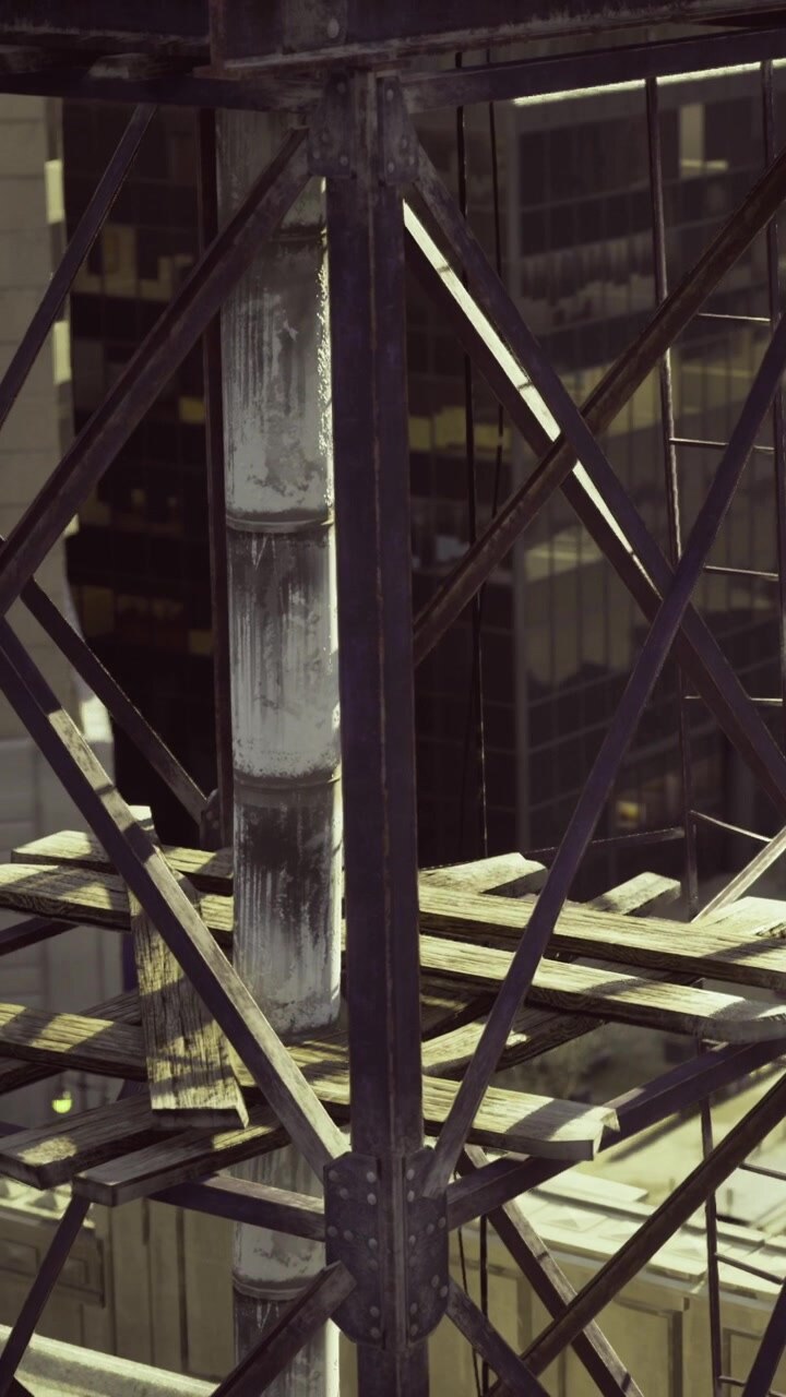 Baustelle in einer Stadt mit Metallkonstruktion und Holzplanken bei Nacht