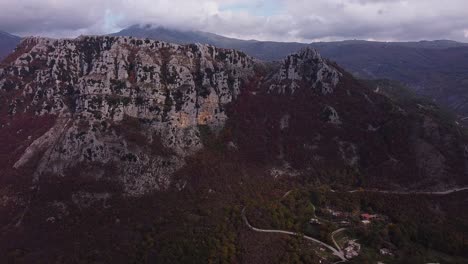 Frontaler-Luftpanoramablick-Auf-Den-Italienischen-Apennin