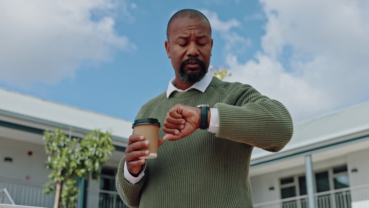 bienes raíces, tiempo y hombre negro con reloj esperando