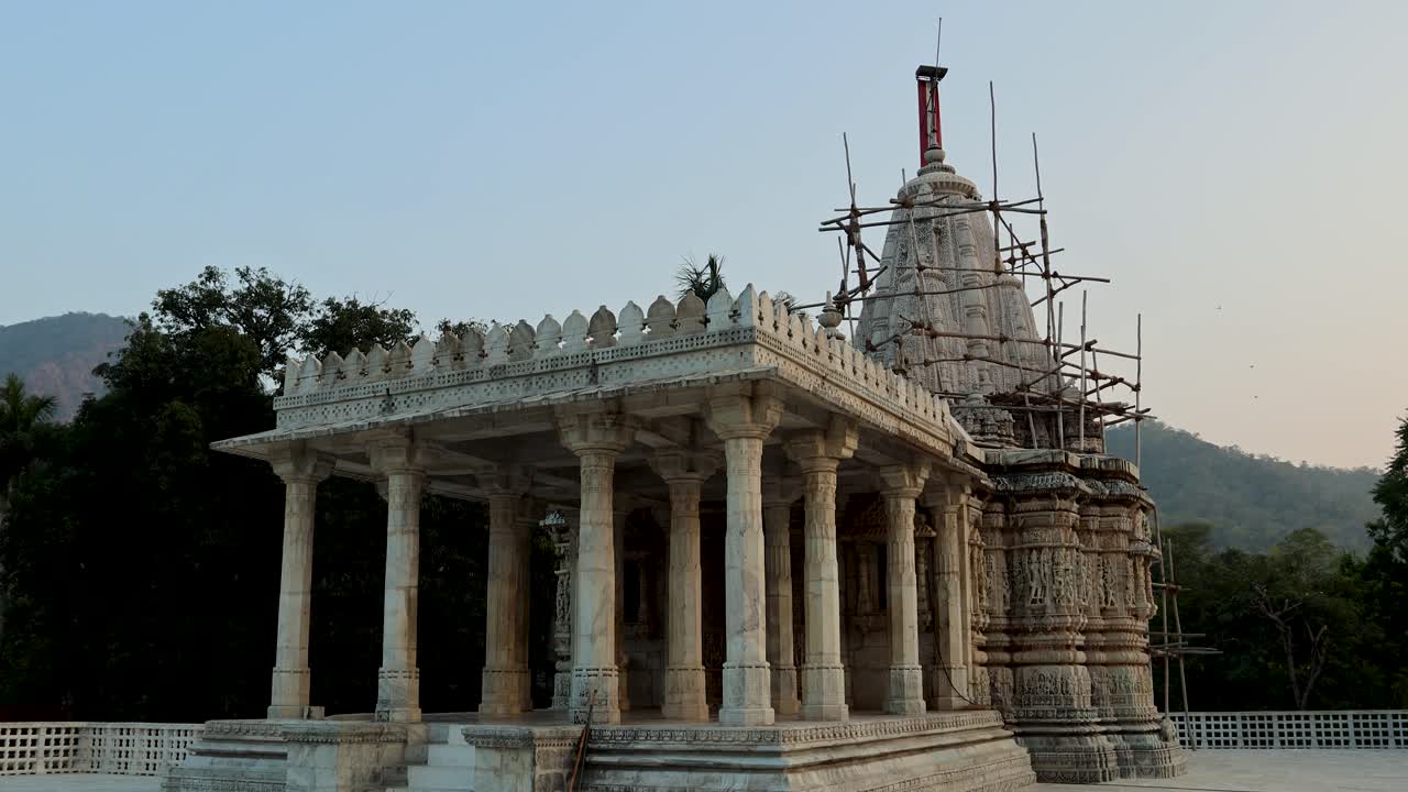 낮에는 밝은 하늘과 함께 고대 사원 건축의 독특한 복원