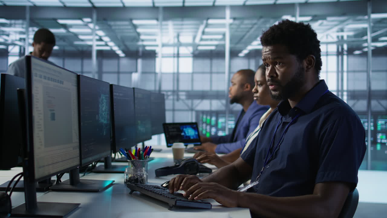 equipo de monitoreo de datos diversos en un centro de datos moderno