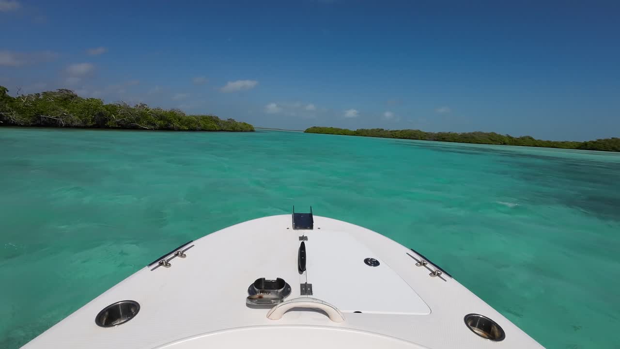 pov navegando desde el barco mirando el manglar, el mar del caribe cristalino los rocas