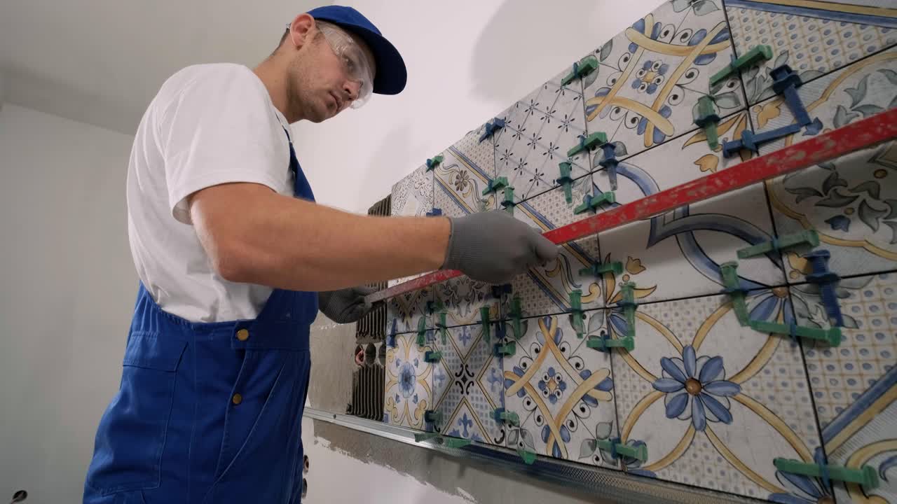 construcción, renovación, reparación de apartamentos. instalación de azulejos de cerámica para el suelo - medición y corte de las piezas. cortes de azulejas. corte de azulajes