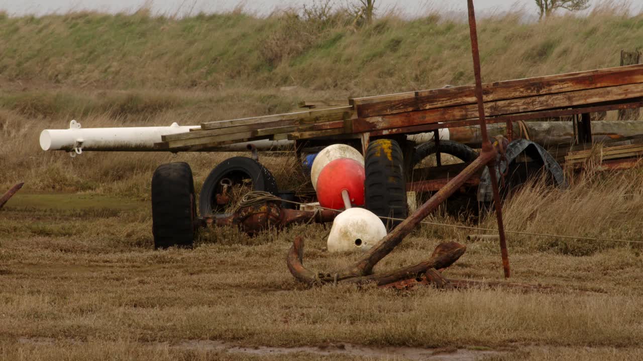 fotografía amplia de los restos de un barco náutico en el lado del muelle en el río steeping, gibraltar point