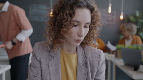 mujer de negocios en una reunión