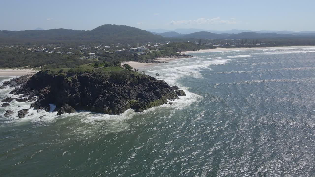 norries headland en la pintoresca playa de cabarita, nueva gales del sur, australia - toma aérea de drones