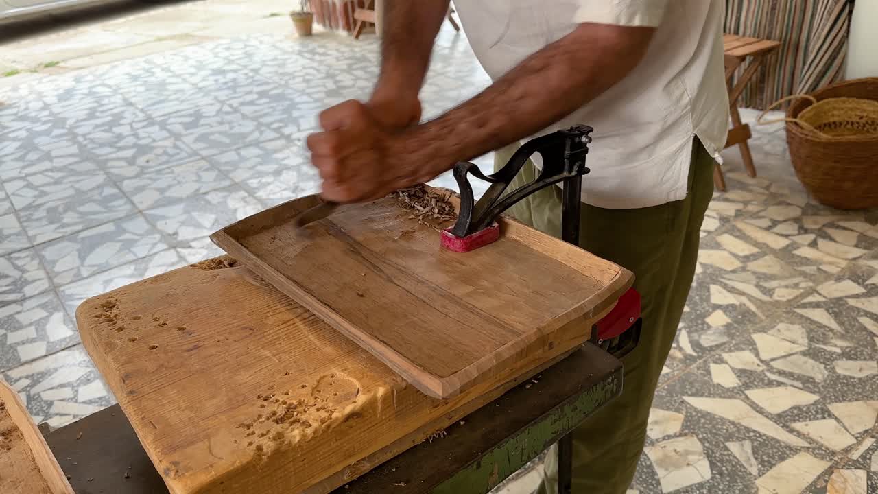 el agarre de la placa de madera para tallar y pulir el hecho a mano hecho por el hombre hecho en casa madera artesano como carpintero arte contemporáneo habilidad de taller de carpintería en el medio oriente asia gilan decoración artesanía muebles