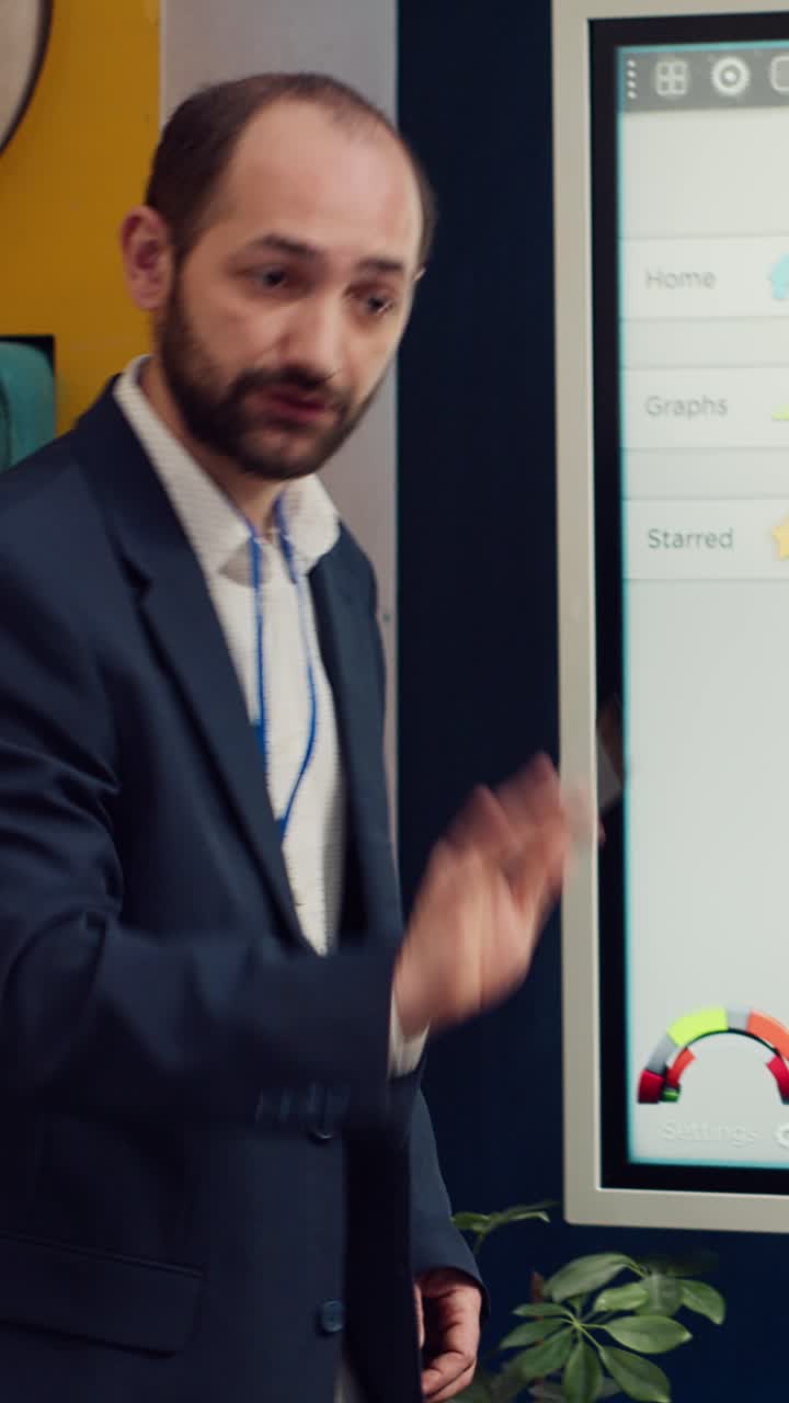 Imprenditore che presenta l'analisi aziendale su smartboard digitale