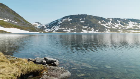 Lago-Helado-En-La-Cima-De-Una-Montaña-En-Verano