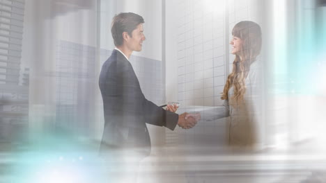 composición digital de rastros de luz contra hombre y mujer caucásicos que se dan la mano en la oficina