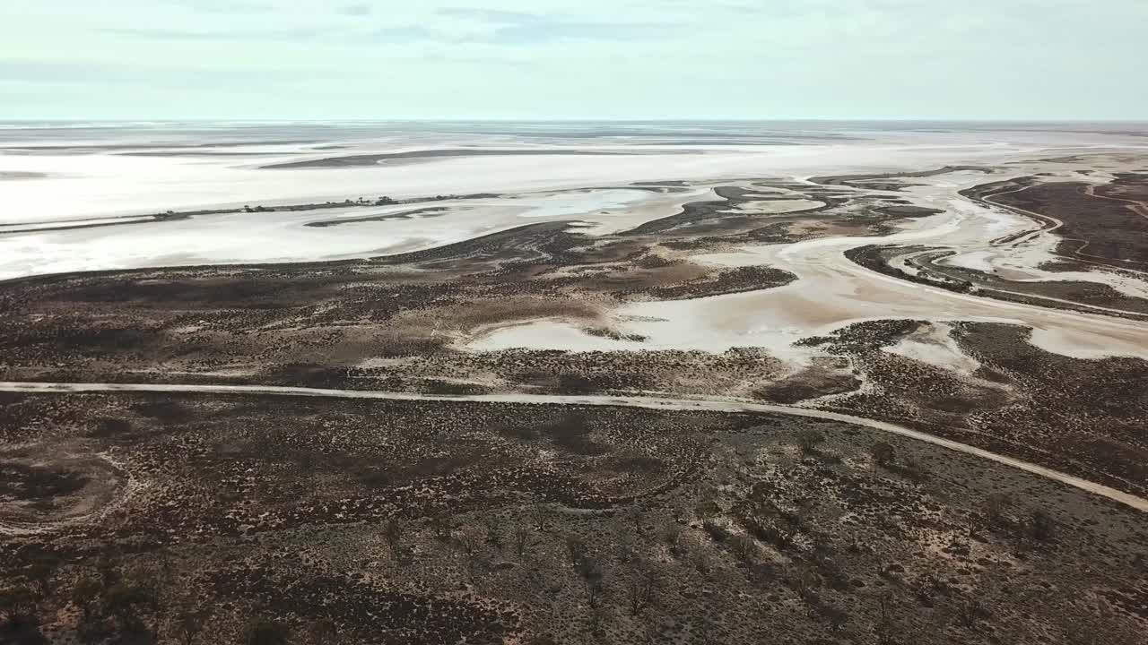 Riprese drone del torrente Tyrell dove si immette nel Lago Tyrell, nel Victoria nord-occidentale, maggio 2021.
