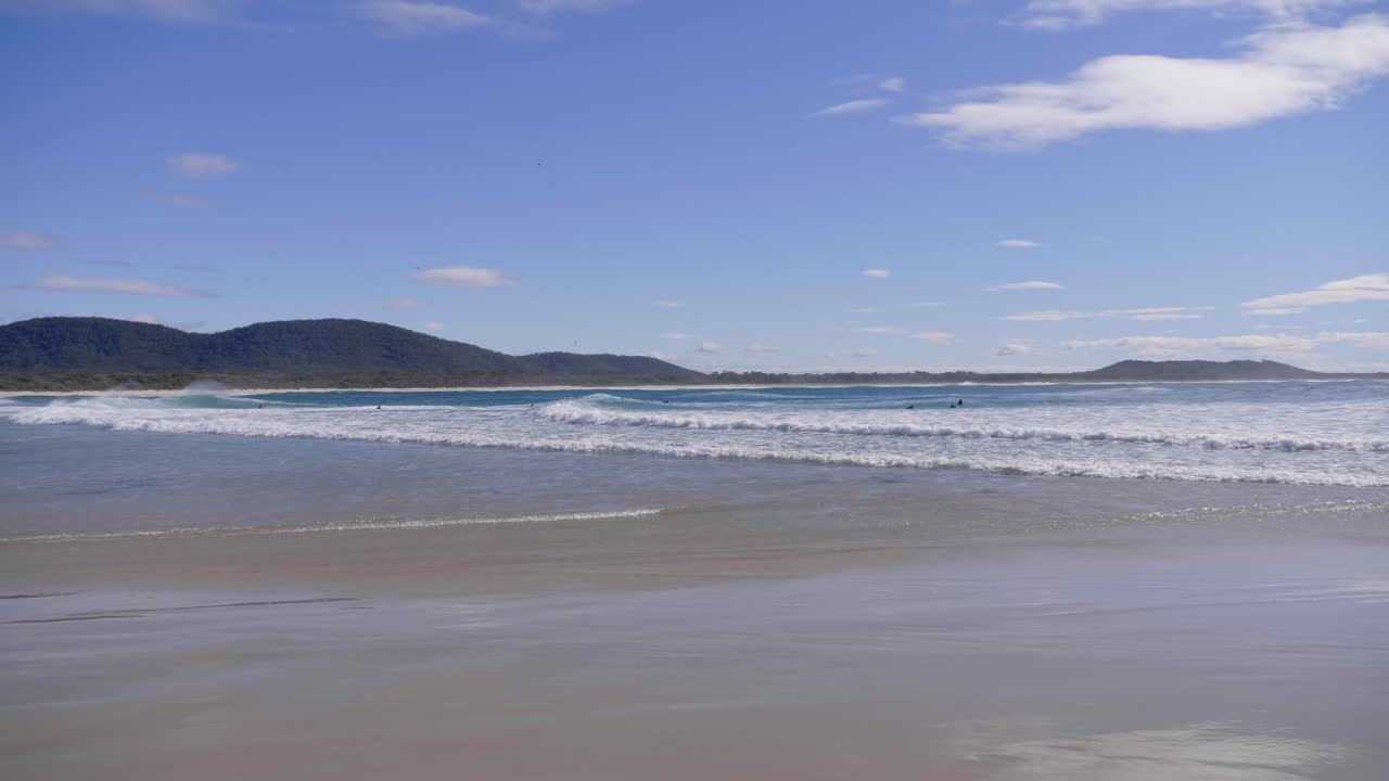 hermosa arena brillante y olas de cabeza de media luna australia - cámara lenta