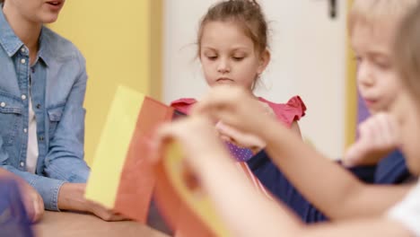 grupo de niños en edad preescolar que aprenden idiomas