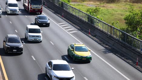 vehículos maniobran alrededor de un obstáculo en la carretera