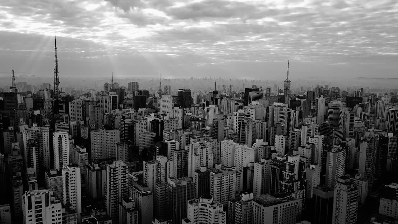 Dramática toma aérea en blanco y negro del centro de la ciudad de São Paulo.