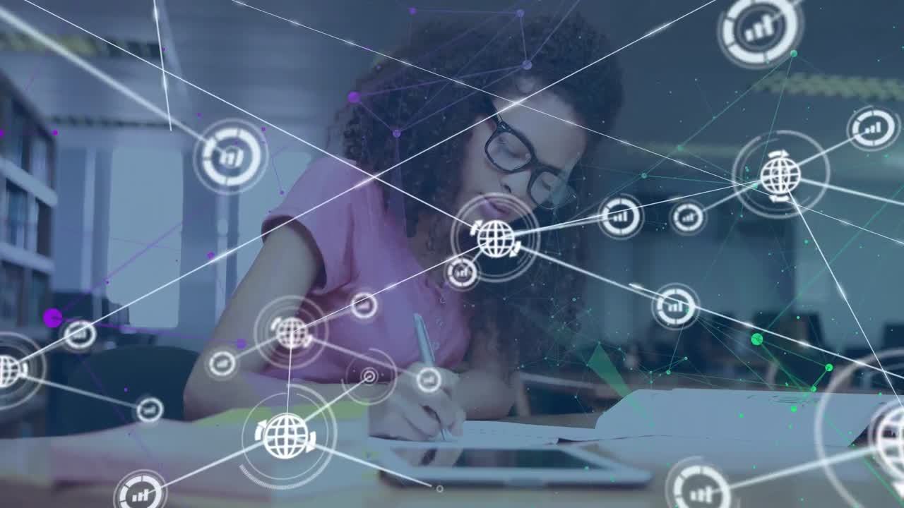 animación de una red de conexiones con iconos sobre una estudiante biracial