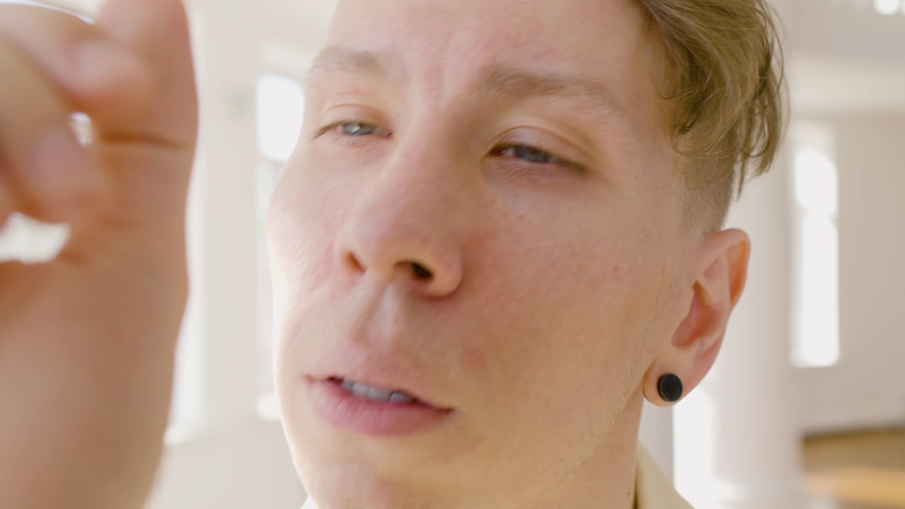 스튜디오에서 카메라를 바라보며 춤을 추고 훈련하는 남자 댄서의 모습을 가까이서 볼 수 있습니다.