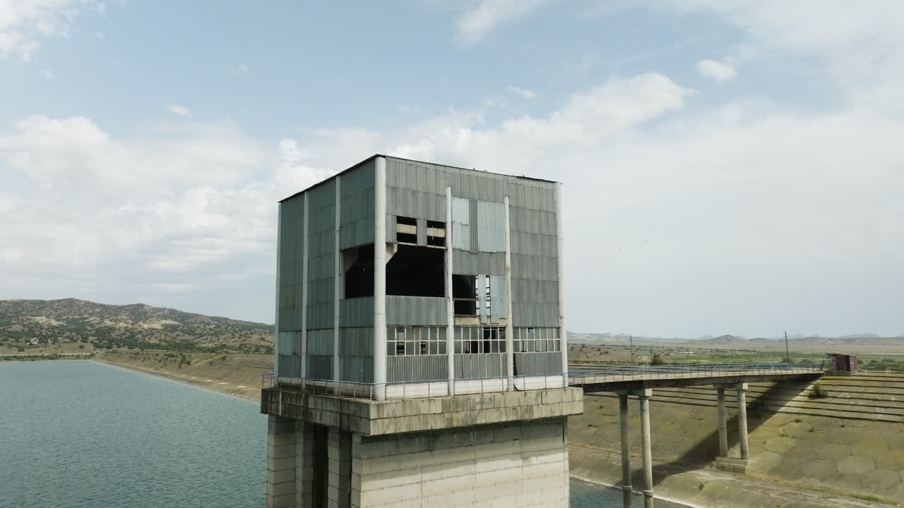 torre de control desolada y puente al dique de la presa, embalse dalis mta