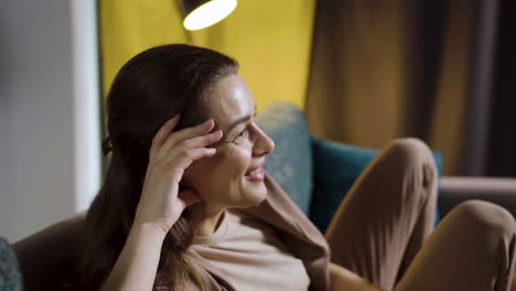 mujer viendo una película en casa