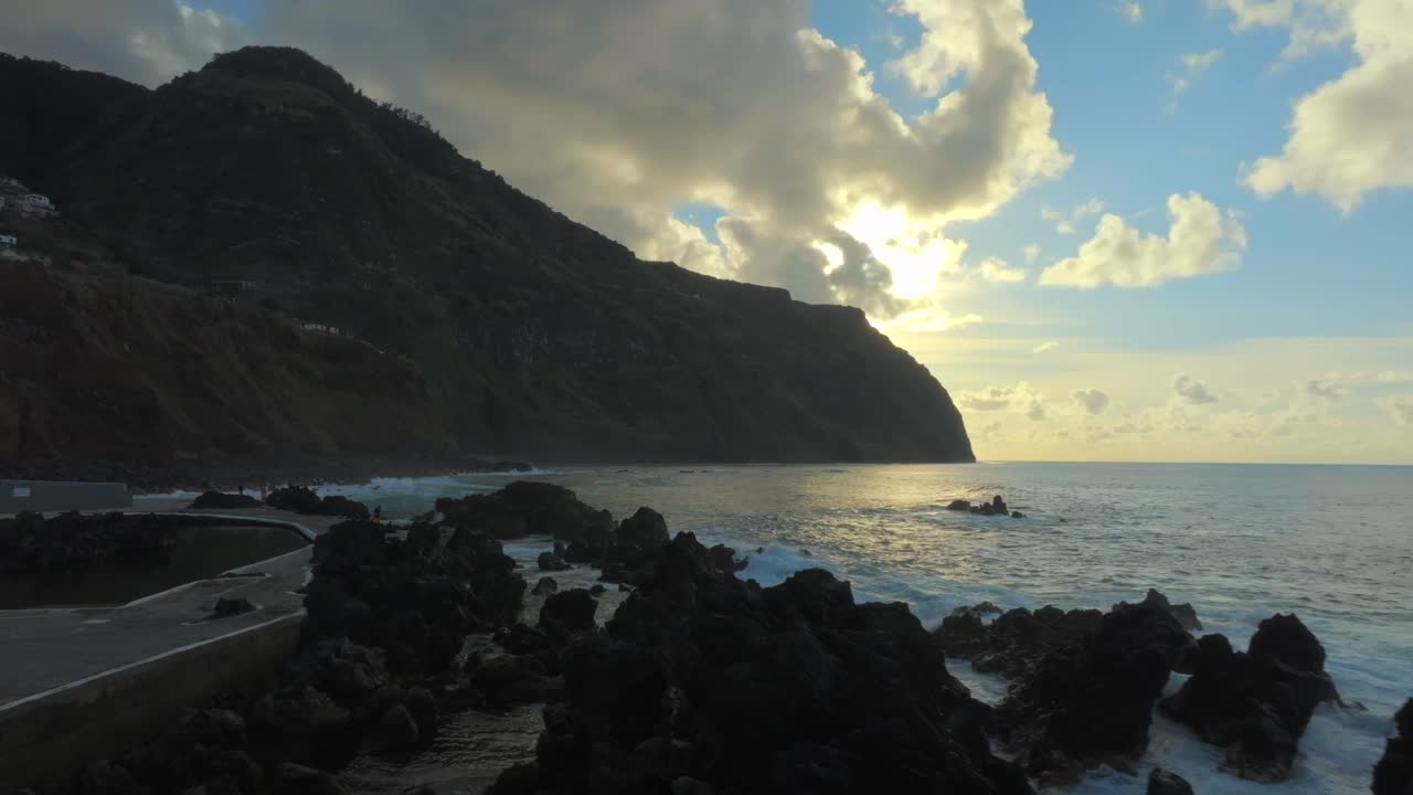 porto moniz en madeira potrugal fotografía con dron de acantilados y océano filmado al atardecer