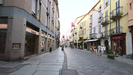 personas caminando por una calle de adoquines