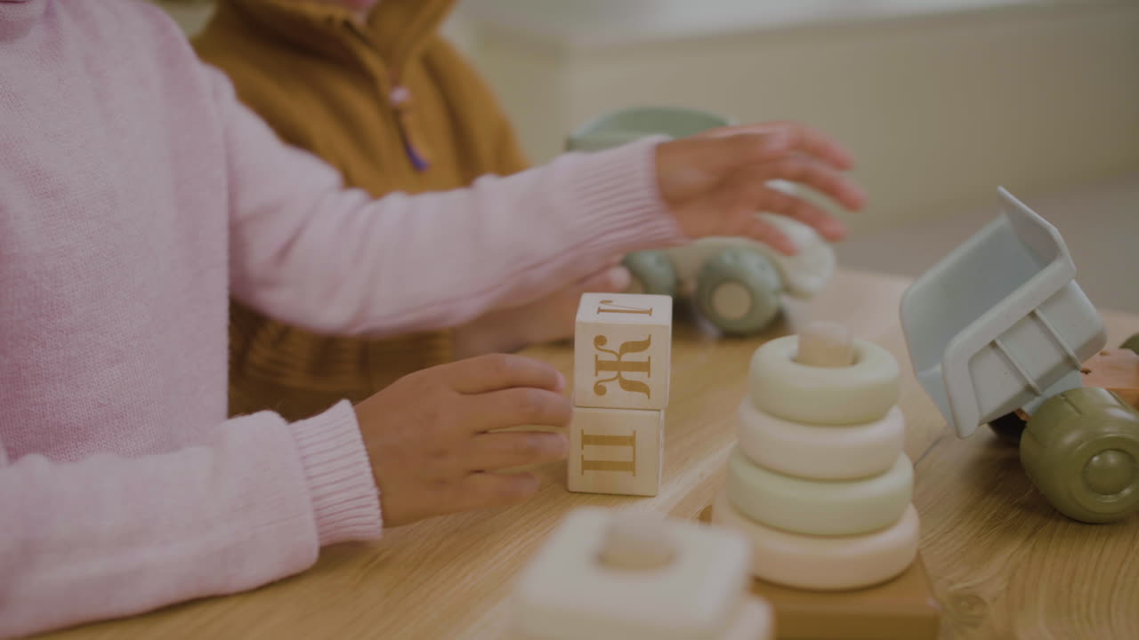 장난감 으로 놀고 있는 어린이 들