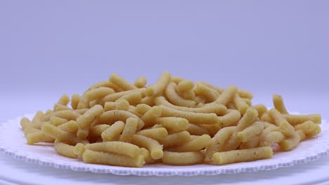 los pasatelli italianos tradicionales en bruto girando en la mesa giratoria