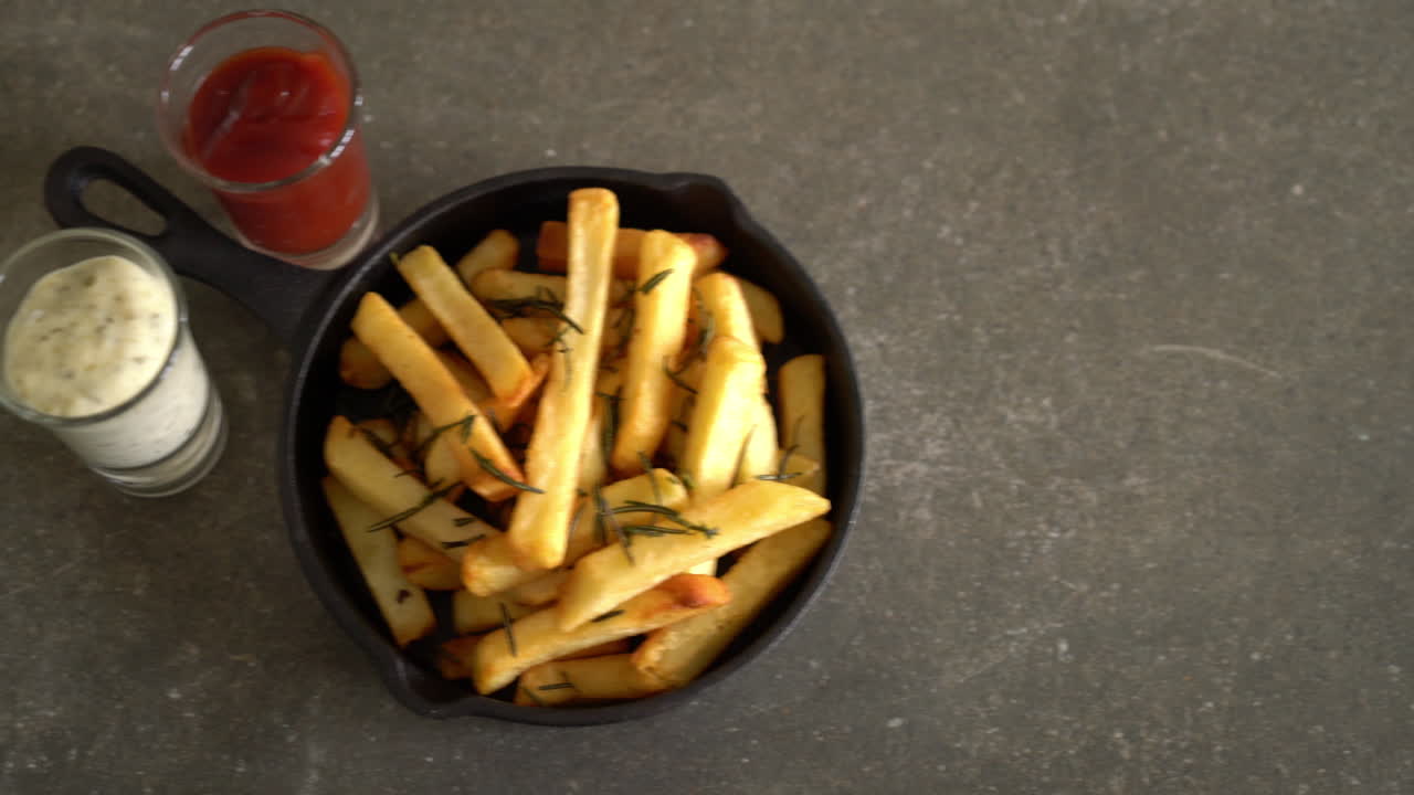 patatine fritte con salsa sul piatto