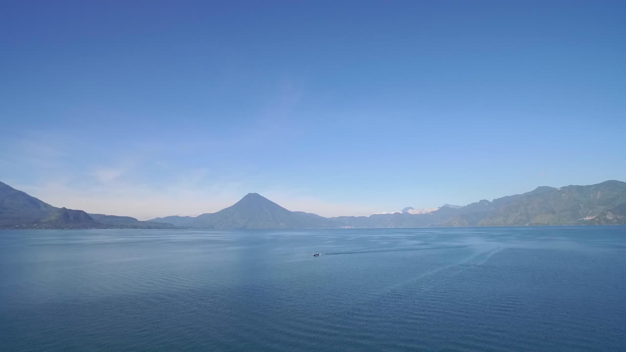 과테말라의 아마티틀란 호수 위의 공중은 파카야 화산 1을 보여줍니다.