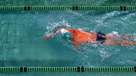 Nadador-En-Forma-Haciendo-El-Golpe-Frontal-En-La-Piscina