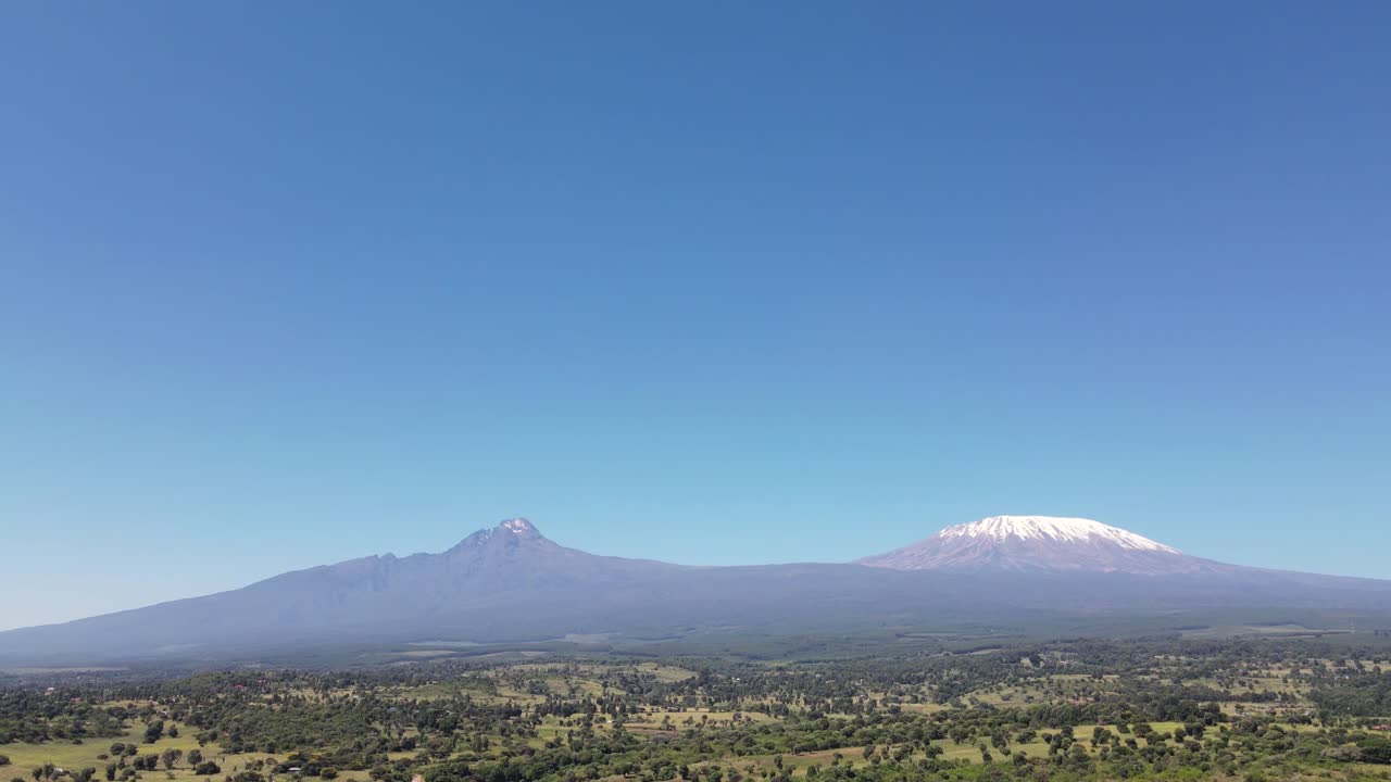 kilimanjaro senderismo sobre las montañas del volcán rocky trekkers en loitokiotok kenia